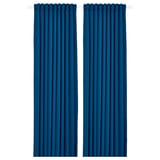 Dues cortines bloquejades MAJGULL de color blau fosc pengen rectes, amb una textura suau i un disseny senzill, ideals per a la privacitat i el control de la llum.