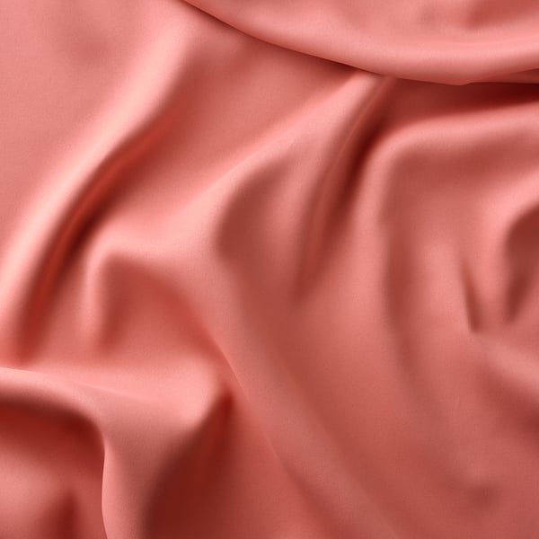 Primer pla de teixit rosa suau i luxós, textura llisa, plecs elegants.
