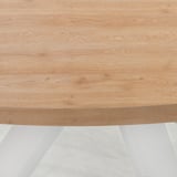 Taula de menjador rodona moderna de fusta amb vores llises.