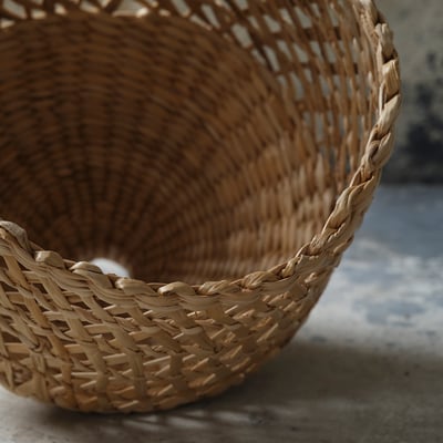 Pantalla de fibra de plàtan natural teixida a mà, forma cònica, disseny de gelosia. Accent de decoració càlid i terrós.