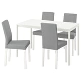 Conjunt de menjador quadrat blanc modern. Quatre cadires grises amb respatller alt i taula blanca.