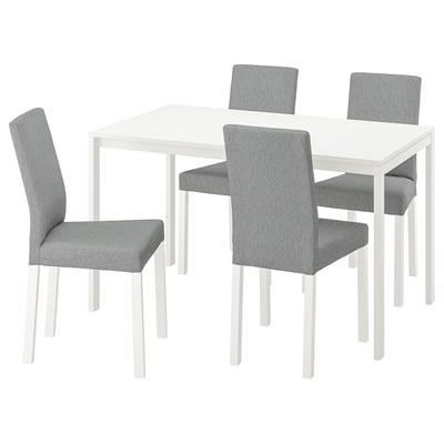 Conjunt de menjador quadrat blanc modern. Quatre cadires grises amb respatller alt i taula blanca.