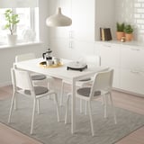 Configuració minimalista de menjador amb taula, cadires, cafetera i tasses MELLTORP.