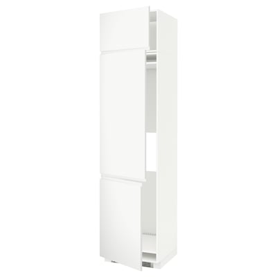 Un armari d'emmagatzematge alt METOD blanc amb múltiples compartiments i un disseny elegant i minimalista.