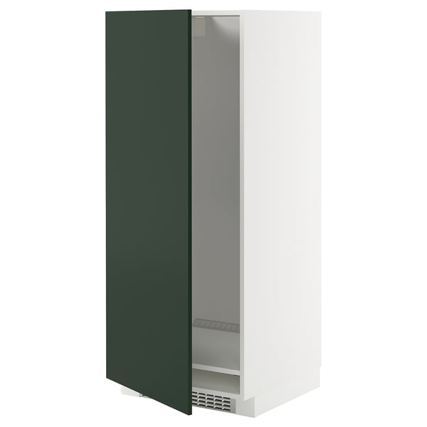 Aquesta imatge mostra un armari de cuina METOD blanc amb una porta de color verd fosc, amb un prestatge ajustable a l'interior.