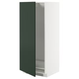 Aquesta imatge mostra un armari de cuina METOD blanc amb una porta de color verd fosc, amb un prestatge ajustable a l'interior.