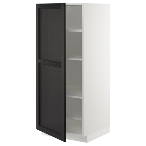 Un armari de cuina METOD blanc amb una porta de leríttan tenyida de fosc, oberta, revelant prestatges ajustables.