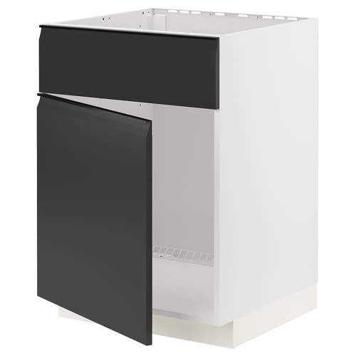 Modern moble de cuina en blanc i negre amb un disseny elegant sense nanses.