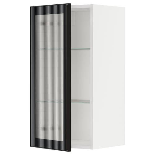 Aquesta imatge mostra un modern armari de cuina METOD blanc amb una porta de vidre de canya negra. És elegant i contemporani, dissenyat per a l'emmagatzematge de la cuina.