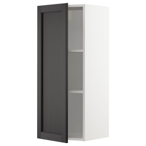 Armari de cuina METOD, tenyit de blanc i negre, alt amb prestatgeria, porta oberta.