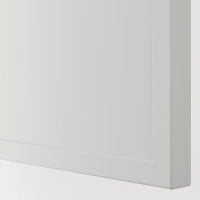 Racó blanc net i pur d'un armari modern i elegant.