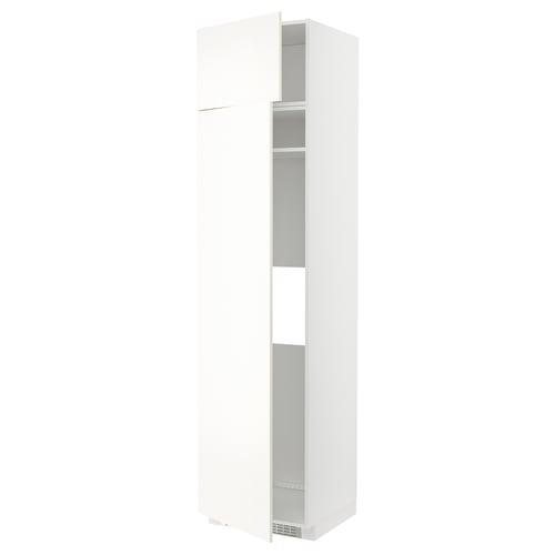 Moble de cuina alt blanc d'ikea METOD, disseny elegant amb prestatges grisos visibles a través de la porta de vidre.