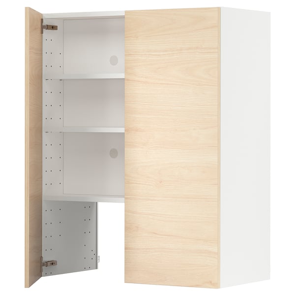 Un modern armari de cuina. És de color fusta clara amb prestatges blancs. Té un disseny minimalista amb prestatges regulables.