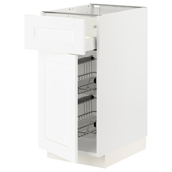 Un armari de cuina METOD blanc amb cistelles de filferro platejat. L'armari té un disseny modern i elegant amb un calaix parcialment obert per facilitar l'accés.