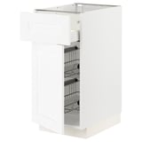 Un armari de cuina METOD blanc amb cistelles de filferro platejat. L'armari té un disseny modern i elegant amb un calaix parcialment obert per facilitar l'accés.