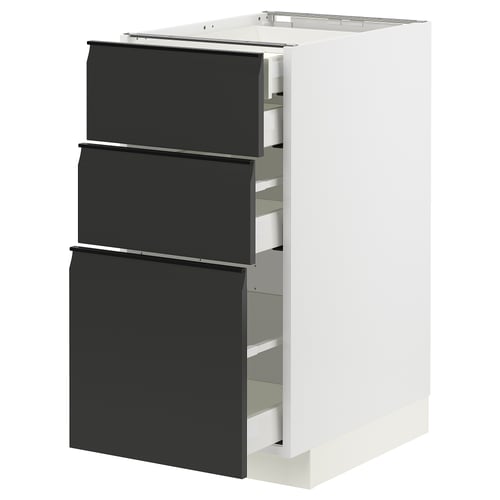 Armari de cuina modern blanc i negre amb tres calaixos oberts, nanses elegants de color negre mat i un disseny quadrat.