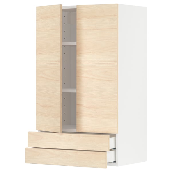 Armari de cuina modern amb portes de freixe clar, dos calaixos i prestatges regulables.