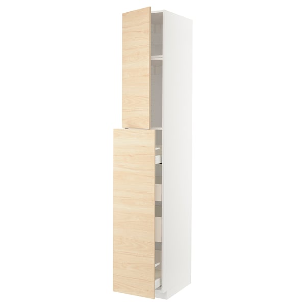 Armari alt blanc METOD amb portes de fusta de freixe clar, disseny modern, tres compartiments.