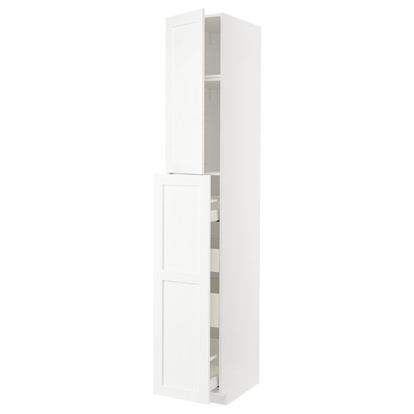 Armari de cuina alt blanc amb portes i prestatgeries.