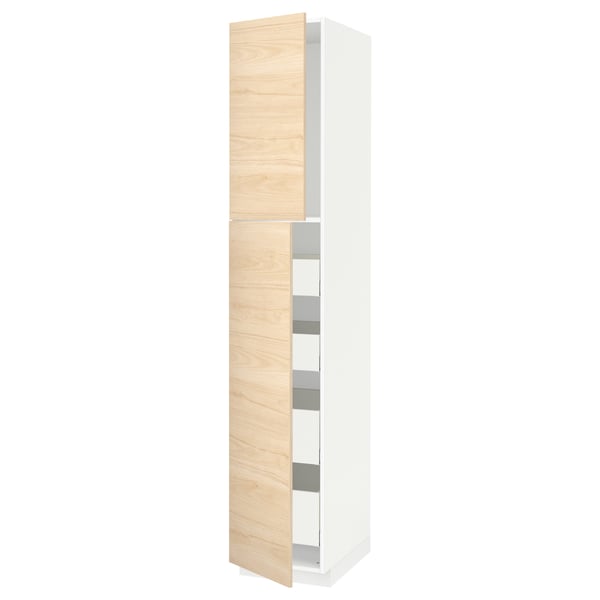 Armari de cuina vertical, freixe clar, blanc i fusta, alt i prim, disseny modern.