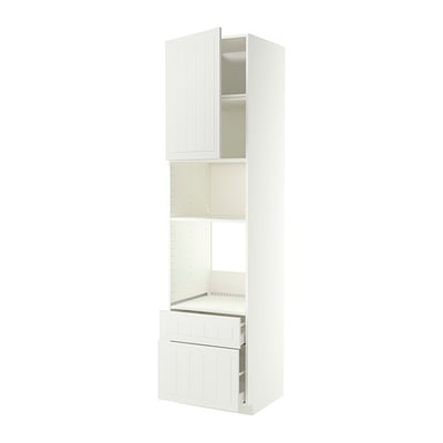Un armari de cuina blanc METOD amb portes i prestatgeries obertes.