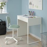 Escriptori i cadira blancs moderns, perfectes per a nens. Compacte però funcional, s'adapta bé a espais acollidors.