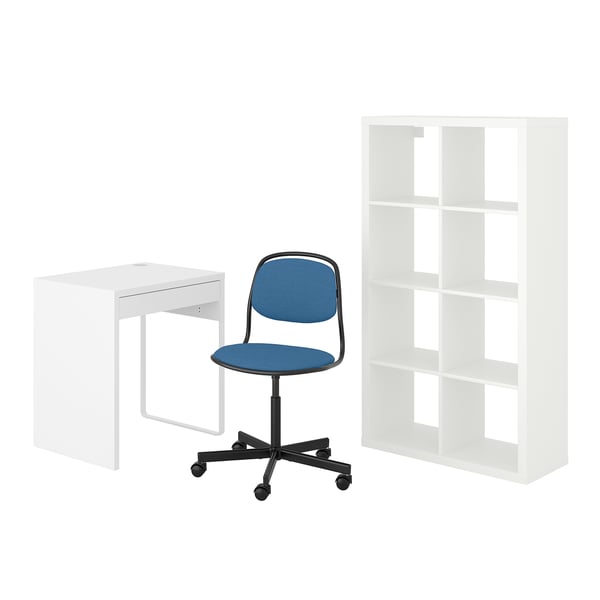 Escriptori blanc modern amb cadira blava, prestatge kallax. Configuració compacta de l'estudi de la llar.