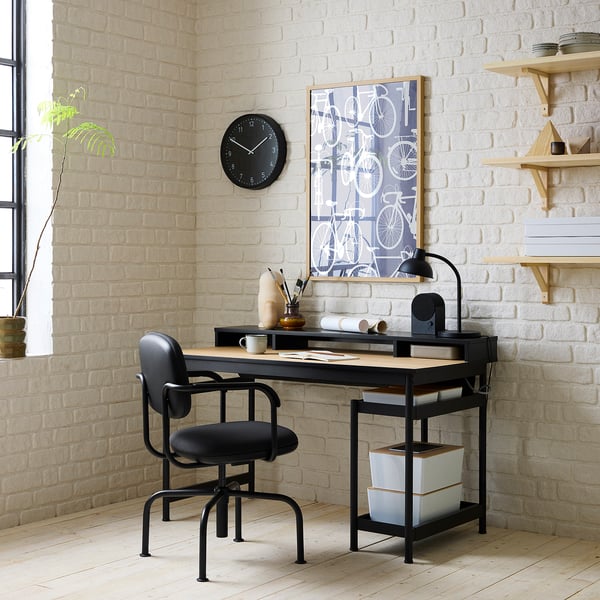 Oficina minimalista moderna: escriptori i cadira MULLSJÖ, emmagatzematge obert, cadira giratòria, decoració de paret