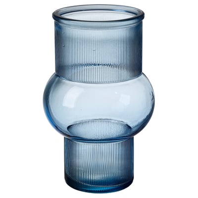 Un gerro de vidre reciclat blau anomenat MYRMOSAIK, que mostra una textura única i bombolla i diferents tons de color.