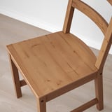 Cadira de fusta moderna amb respatller alt, protecció de la part inferior de l'esquena, i seient profund per a la comoditat.