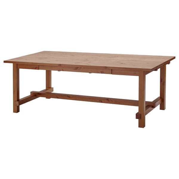 Una taula de menjador de fusta anomenada NORDVIKEN, rectangular, robusta, amb un acabat llis i natural, i dues fulles extensibles per a capacitat per a vuit persones.