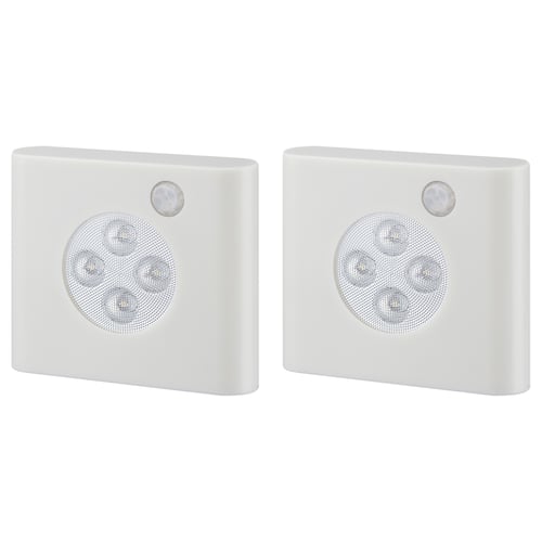 Dos llums de sensor de moviment OLEBY blancs amb emissors de llum circulars i un sensor rodó a la part superior, fabricat en plàstic abs.