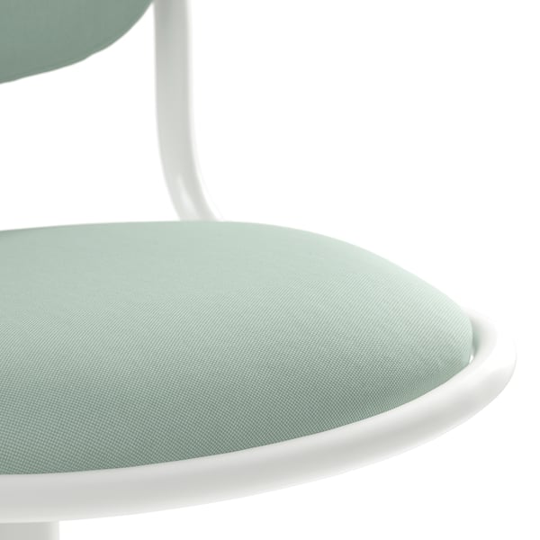 Primer pla d'una cadira giratòria moderna amb un coixí de seient de color verd clar, un marc metàl·lic blanc elegant i una tapisseria llisa.