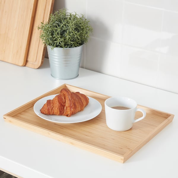 Safata rectangular de bambú OSTBIT amb plat i tassa blancs. Petit, s'adapta bé als taulells de cuina.