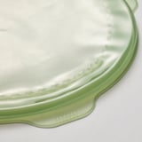 Coberta d'aliments de cautxú de silicona verda, part superior llisa, vora texturitzada, es manté plana.