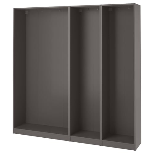 Un marc d'armari buit, gris fosc, modular, anomenat PAX, amb tres seccions, dissenyat per a un emmagatzematge eficient.