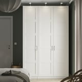 Gran armari PAX blanc amb disseny elegant domina l'habitació, alt i ample, s'adapta perfectament al costat de la porta.