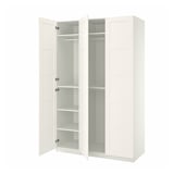 Armari blanc IKEA PAX, obert, prestatgeries blanques, disseny senzill.