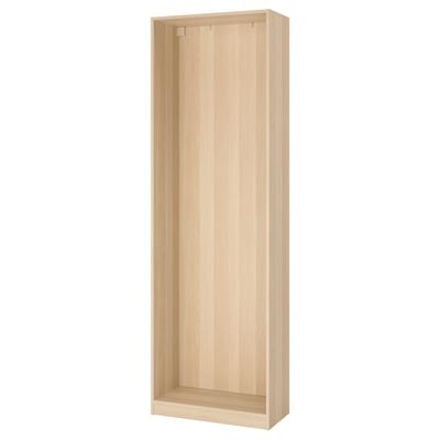 Un marc d'armari ikea PAX de roure tenyit de blanc. Es tracta d'un armari alt, rectangular, plegable i de disseny minimalista, perfecte per a espais reduïts.