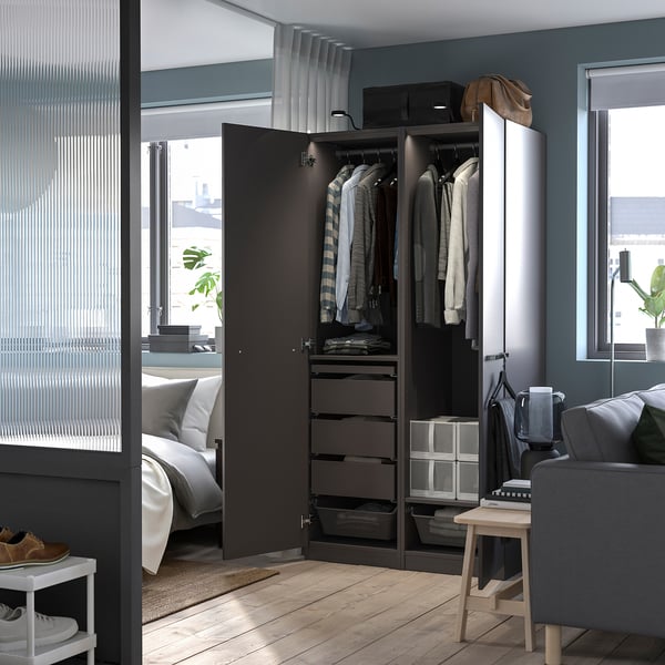 Armari IKEA PAX amb roba i calaixos al dormitori modern.