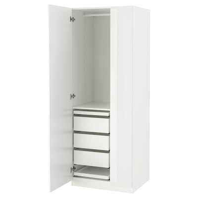 Un armari blanc d'ikea PAX amb portes miralls, calaixos corredissos i prestatges a l'interior.