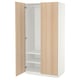Opció: Un armari IKEA PAX amb portes de fusta clara, interior blanc, prestatges ajustables i frontisses de tancament suau.