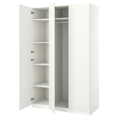 Armari blanc ikea PAX obert, mostrant prestatges i barana penjant. Disseny minimalista amb frontisses metàl·liques.