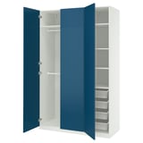 Armari Ikea PAX, blanc amb portes blau-gris, 3 compartiments oberts amb prestatgeries, barra penjant i cistelles de malla.
