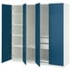 Un armari PAX blau i blanc amb tres seccions obertes que revelen prestatges interiors. És un disseny modern amb un acabat brillant.