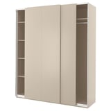 Un armari PAX beix amb portes corredisses i prestatgeries interiors.