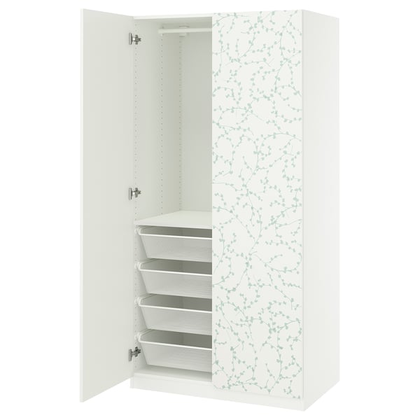 Un armari blanc d'ikea PAX amb una porta oberta, amb calaixos de malla i disseny floral al lateral.