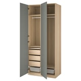 Un armari PAX obert de color marró clar amb portes blaves, amb prestatges, calaixos i una barra de roba.