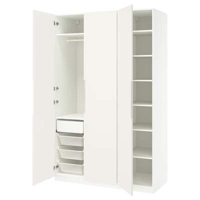 Un armari blanc d'ikea PAX amb portes obertes, prestatgeries i cistelles d'emmagatzematge.
