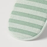 Primer pla del coixinet de microfibra PEPPRIG, suau, texturitzat amb ratlles verdes i blanques, ideal per a una neteja suau.